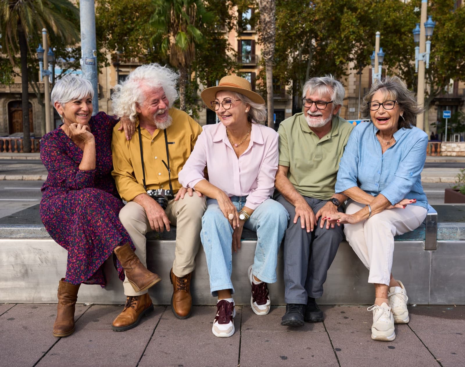 Grupo de adultos mayores sentados en una banca