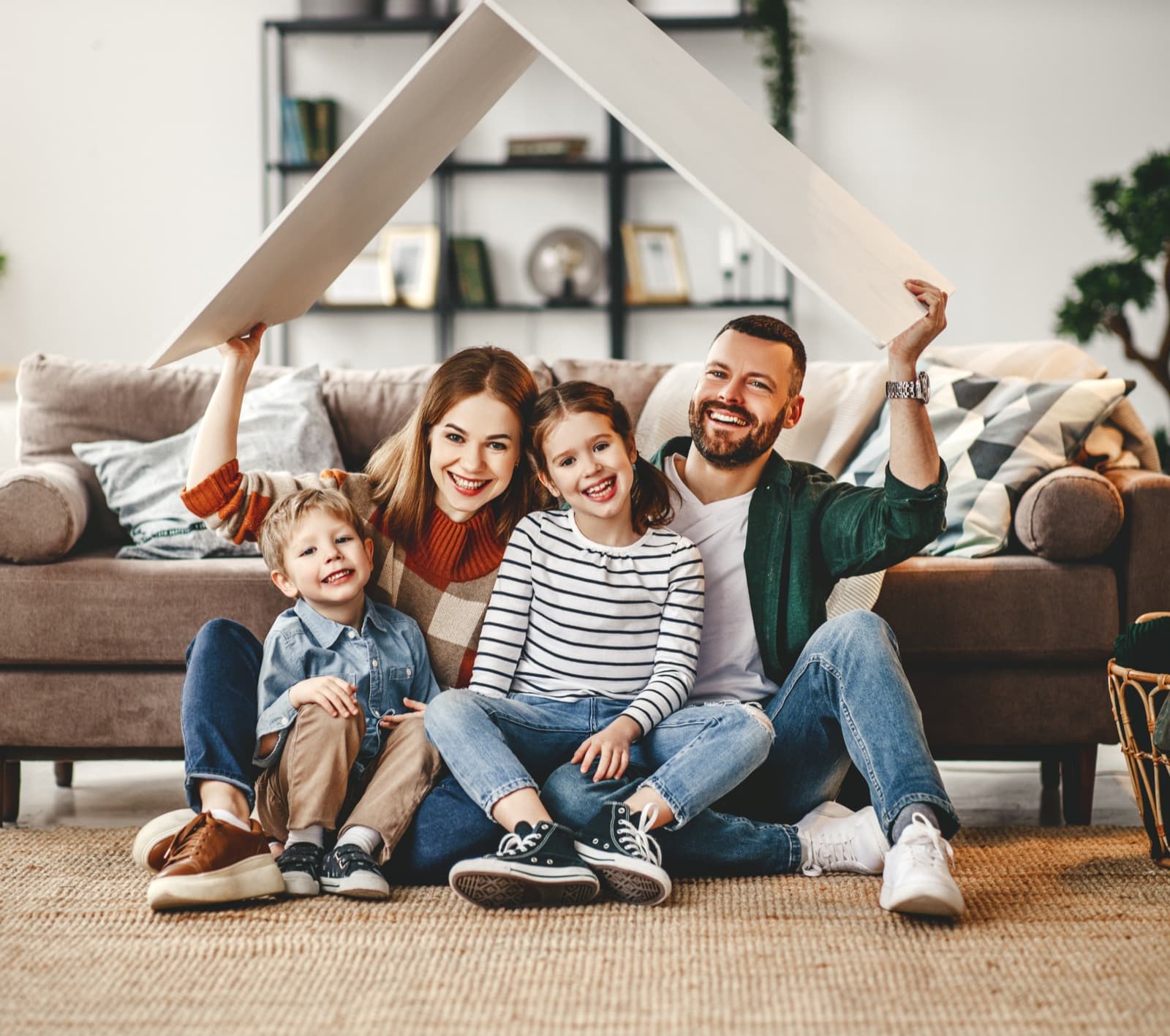 Familia sonriendo mientras comparte un momento juntos