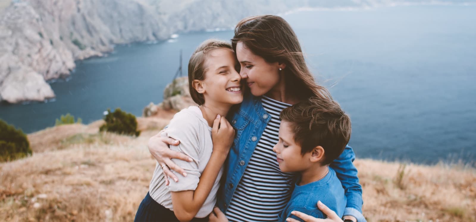 Madre e hijos junto al mar