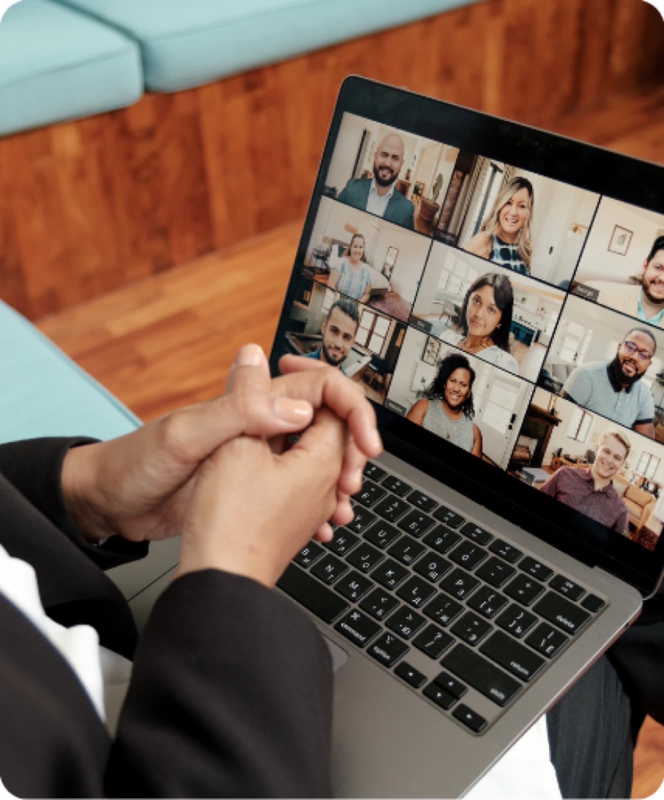 Videollamada grupal en una laptop