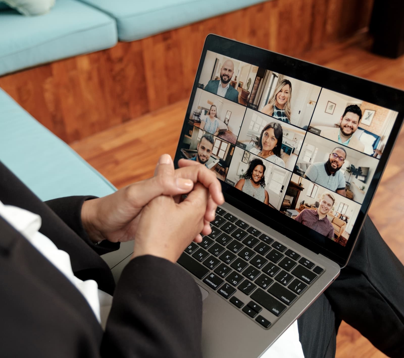 Persona con laptop en una videollamada grupal