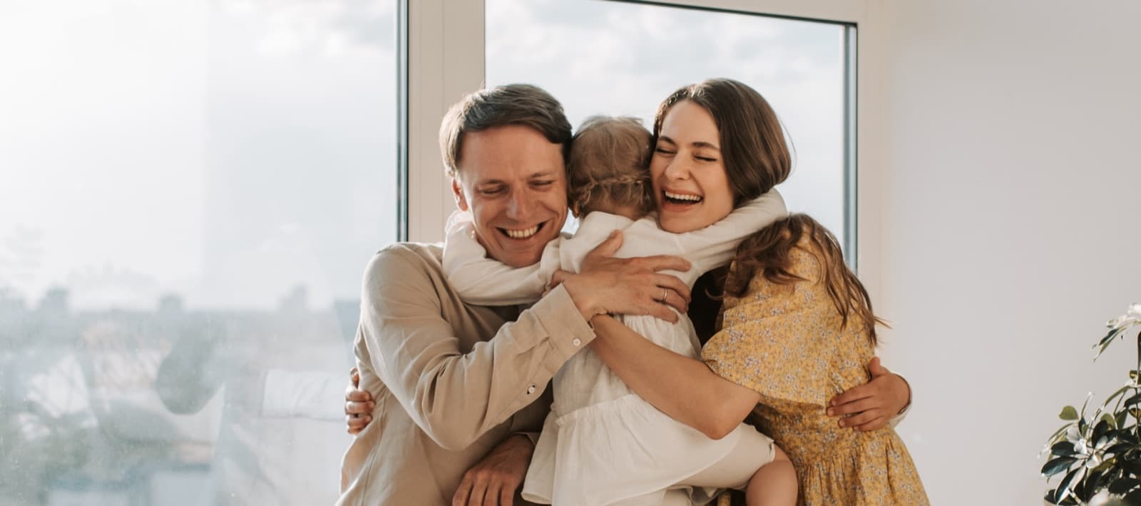 Familia abrazándose sonriendo