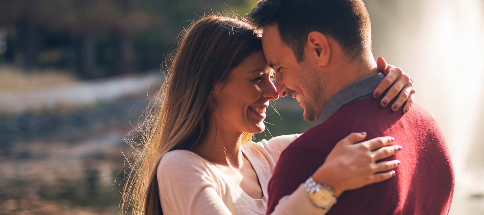 Pareja abrazándose y sonriendo