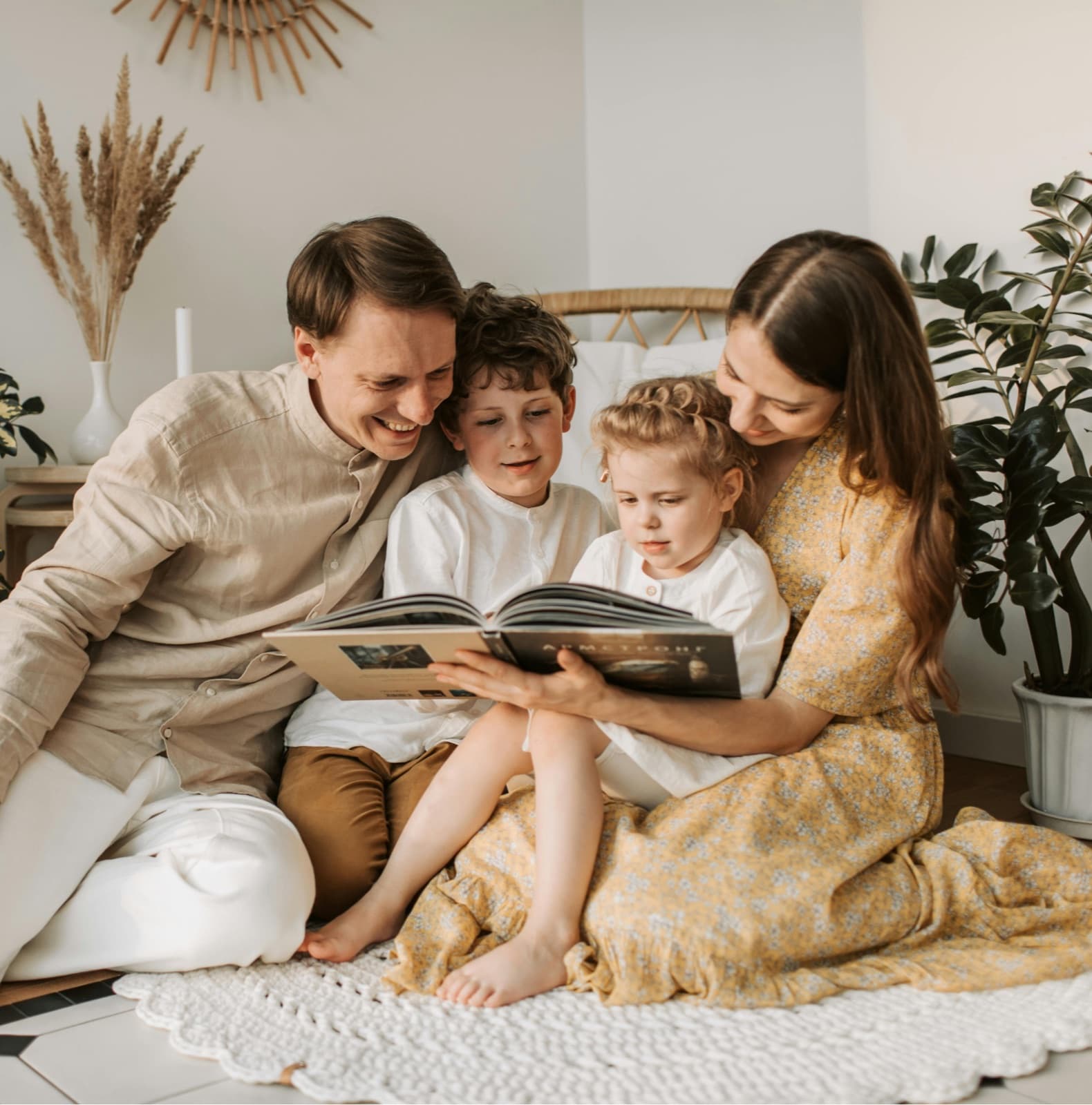 Familia leyendo un libro juntos